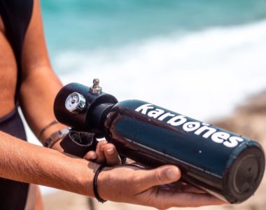 Karbones, une mini-bouteille de plongée qui offre 12 minutes d’apport en oxygène